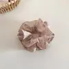 Scrunchie Floral Pequeno Estilo Coreano Fresco Vintage para Mulheres, Suave e Elegante, Vibe Relaxada, Elástico de Cabelo Versátil, Acessório de Cabelo para Coque