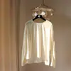 Top de terciopelo de manga larga para principios de otoño 2025 Nuevo diseño retro Botón diagonal Cuello redondo Color liso Camisa Camisa para mujer