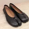 Zapatos tipo tabi de piel de oveja con punta dividida para mujer, nuevo estilo 2026, bailarinas planas plisadas, zapatos versátiles de piel de cerdo de boca poco profunda