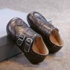 Sapatos de Couro Infantis 2026 Outono e Inverno Nova Moda Retro Sapatos de Solado Único Estilo Britânico Nicho Esculpido Sapatos de Couro para Meninas com Fivelas Duplas