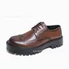 Zapatos de cuero estilo brogue para hombre transfronterizos con suelas gruesas, zapatos formales de talla grande para negocios casuales, zapatos de oficina para hombre que aumentan la altura