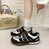 Zapatillas de entrenamiento alemanas de dos tonos con velcro para mujer, nuevo modelo 2026, zapatillas para correr que aumentan la altura con suelas blandas, zapatillas deportivas casual versátiles, modernas y en stock