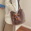 Bolsa tote de pelúcia estilosa e luxuosa para mulheres, nova coleção 2026, moderna e versátil, grande capacidade, perfeita para o dia a dia