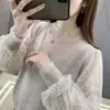 Camisa Tricotada Fashion com Costura na Manga de Renda Primavera e Outono Nova Slimming Gola Redonda Sexy Camisola Base Fina para Mulheres