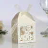Caja de dulces navideños de Amazon caja de papel cuadrada brillante hueca caja de dulces con patrón de niña pequeña hueca ventas directas de fábrica