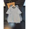 Camiseta Masculina de Verão Cinza com Listras Diagonais Estilo Americano, Gola Redonda, Manga Curta, Toque de Luxo e Caimento Regular nos Ombros