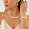 Collar Pulsera Pendientes de Perla de Imitación de Venta Caliente Transfronteriza Juego de Tres Piezas Diseño de Nicho Pulsera Cadena Clavícula Pendientes para Mujer