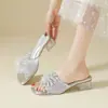 Sandalias de tira transparente de tacón moderno para mujer, Nuevo modelo de verano 2026, Sandalias de moda con tacón grueso y diamantes plateados brillantes