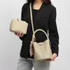 Productos genuinos Bolso de mostrador 2024 Nuevo Bolso de moda para mujer Bolso de hombro cruzado Verano Bolso de mano de cuero genuino de alta gama Bolso tipo cubo