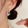 Moda 2024 Nueva Lujo Ligero Alto Sentido Triángulo de Diamantes Completos Hebilla de Oreja de Perla Pendientes Femeninos Nicho Diseño Simple