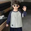 Camiseta de colorblock para niño para primavera y otoño con etiqueta, nuevo estilo coreano de otoño 2026, camiseta básica moderna y versátil para niños pequeños