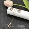 Conjunto de pendientes y collar Xuping estilo vintage de nicho europeo y americano transfronterizo, conjunto de joyería elegante de aleación de cobre, venta al por mayor y hecho a medida
