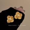 Pendientes de metal mate con diseño de flor y diamante para mujer, sencillos, dulces, exquisitos, a la moda, elegantes, combinables con todo.