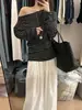 Camiseta listrada de manga longa ombro a ombro estilo coreano para mulheres, novo modelo 2026, design que afina a cintura, slim fit de nicho, blusa da moda
