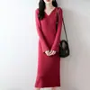 Vestido de punto de lana pura para mujer, nuevo otoño e invierno, cuello en V, manga acampanada, ajustado, bodycon, vestido suéter de longitud media