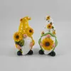 Conjunto de 2 estatuetas de gnomos em estilo chibi com girassol - Miniaturas de resina para decoração de mesa, prateleira ou mesa de cabeceira - Figuras de anões fofas para decoração de primavera em ambientes internos, colecionadores de chibi. (Compatível com casas de bonecas e dioramas.)