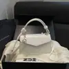 Bolsa pequena estilosa e versátil para mulheres, nova coleção 2026, perfeita para o trabalho e o uso diário, bolsa de ombro chique, bolsa quadrada pequena transversal da moda