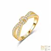 Anillo de plata de ley S925 con piedras de moissanita completas, con un diseño de nudo anudado y una banda completamente incrustada con piedras de moissanita; un producto popular transfronterizo