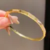 Pulseira com Fivela de Encaixe em Forma de Cobra Banhada a Ouro Real 18K Moda Retrô Pulseira Elegante Luxo Acessível Joias de Alta Qualidade para Mulheres