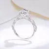 Livro Vermelho Explosões Fuga Princesa Rosa Desabrochando Segurando Flor Anel de Diamante Seis Garras Anel de Casamento Luxo Ao vivo em estoque