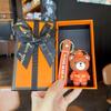Llavero de oso bombero policía de tráfico de dibujos animados con pegamento goteando, regalos promocionales, accesorios de moda para parejas, cadena colgante linda para mochila escolar
