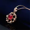Colgante Europeo y Americano de Diamante Rojo Rubí con Forma de Flor Hueco en Forma de Corazón con Diamante con Forma de Cristal Rojo Chapado en Oro de 18K