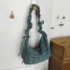 Bolso cruzado de estilo coreano con tonos cálidos color caramelo y volantes para estudiantes universitarias con un toque artístico, para ir de compras, salir y hacer picnics
