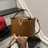 Moderna bolsa de hombro cruzada con patrón tejido en forma de V, nuevo estilo de verano 2026, chic, de alta gama, simple, versátil