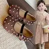 Sapatos de Couro para Meninas 2026 Outono Novo Sapatos de Princesa com Pérolas Solado Macio Antiderrapante para Crianças Médias e Grandes Mocassins Versáteis