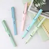 Venta al por mayor de bolígrafos color Macaron Morandi estudiantes para practicar con punta electrónica EF postura afilada cartucho de tinta bolígrafo de tinta caligrafía