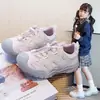 Sapatos de Verão para Meninas 2026 Novo Estilo Coreano Sapatos Esportivos Casuais Infantis para Estudantes Tênis de Corrida para Uso Externo para Crianças Mais Velhas