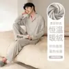 Outono/Inverno 2026 Novo Estilo Masculino Flanela Quente Manga Longa Gola Lapela Fleece Fino Roupa de Casa Masculina Terno Pode Ser Usado ao Ar Livre