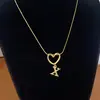 Collar de Acero de Titanio con Colgante de Corazón de Gama Alta y 26 Letras Inglesas para Mujer, Cadena para Clavícula con Apellido, Nicho de Lujo Ligero, Celebridad de Internet para Mejor Amiga