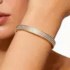 Pulsera popular de acero de titanio de alta gama cruzada para mujer, incrustada con diseño de cinco pétalos de nácar blanco, números romanos, pulsera simple y moderna de celebridad de internet