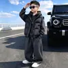 Conjunto de Chaleco de Felpa Plus para Niños Invierno 2026 Nuevo Conjunto de Tres Piezas Grueso Estilo Otoño/Invierno Guapo para Niños Medianos y Mayores Moderno
