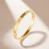 Pulseira de Ouro de Areia Vietnamita para Mulheres com Fecho e Padrão Quadrado Que Não Desbota por Muito Tempo, Aço Inoxidável Acessórios Transfronteiriços Europeus e Americanos, Novos Produtos Quentes