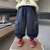 Pantalones cargo multibolsillos para niño, nuevos pantalones casuales versátiles de corte holgado para primavera y otoño para niños, pantalones elegantes y modernos para niños pequeños