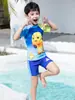 Maiô Infantil de Dragão de Leite Dupla Face para Meninos com Touca de Natação Proteção Solar para Praia de Bebê Maiô Desenho Animado Secagem Rápida Fonte Termal Natação de Meninos