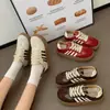 Tênis brancos de outono, casuais e versáteis, tênis de treino retro alemão, novos sapatos de plataforma de sola grossa femininos 2026, tecido bege super popular