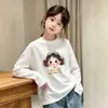 Nova coleção de outono de 2026: Blusa de manga longa em algodão puro para meninas, com estampas de desenhos animados, adequada como camada base ou usada como peça externa.