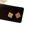 Pendiente cuadrado hueco con sentido de diseño electrochapado en oro real de 18 quilates exquisito todo partido temperamento pendientes de mujer pendientes retro para ir al trabajo