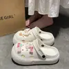 Sapatos com Furos de Laço Cereja Doce Roupa Externa de Estudante Verão Respirável Leve Sola Grossa Biqueira de EVA Chinelos Femininos