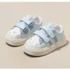 Zapatos Gruesos de Velcro con Lunares Lindos y Femeninos para Niñas 2026 Otoño/Invierno Nuevo Estilo Estudiante Versátiles Zapatos Blancos Pequeños
