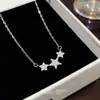 Collar con Colgante de Estrella de Diseño de Nicho para Mujer, Lujo Ligero, Cadena para Clavícula Geométrica Versátil de Acero de Titanio de Gama Alta al por Mayor