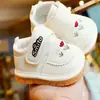 Sapatos para Bebês Primavera e Outono Novo Modelo Sapatos para Bebês Iniciantes 1-2 Anos Sapatos para Bebês Solado Macio Antiderrapante Sapatos que Fazem Barulho