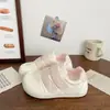 Zapatillas lindas y suaves de velcro estilo coreano para mujer, nuevo lanzamiento de otoño 2026, zapatos blancos casuales versátiles de nicho
