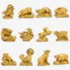Um conjunto completo de doze enfeites de animais do zodíaco: rato, boi, tigre, coelho, dragão, cobra, cavalo, ovelha, macaco, galo, cachorro, porco, decoração de cobre do zodíaco de artesanato para casa