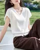 Camiseta Feminina de Manga Curta 2026 Verão Nova, Amiga da Pele e Estilosa, com Decote V, Botões, Fenda Lateral, Caimento Solto, Confortável, Simples e Elegante