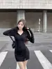 Estilo puramente seductor, vestido bodycon de color liso ajustado con capucha y cordón para mujeres petite, primavera y otoño, ceñido a la cintura con abertura baja