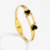 Pulseira Popular de Titânio com Diamante Coração de Pêssego Cruzada Europeia e Americana Joias de Alta Qualidade Não Desbotáveis para Mulheres Pretas